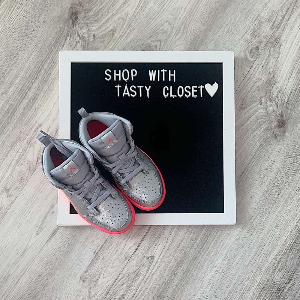 Nike toddler’s air jordan 1 mid sneakers - Picture 7 of 8